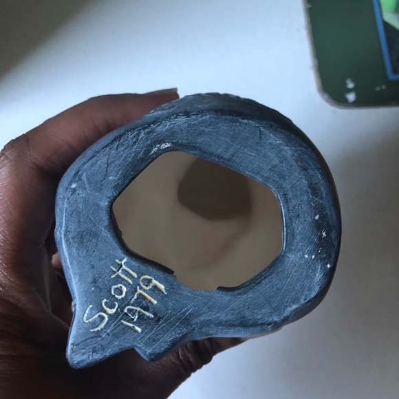 3 Inuit figurines, 2 by Diehl and the other is signed Scott 1979, - Picture 7 of 11